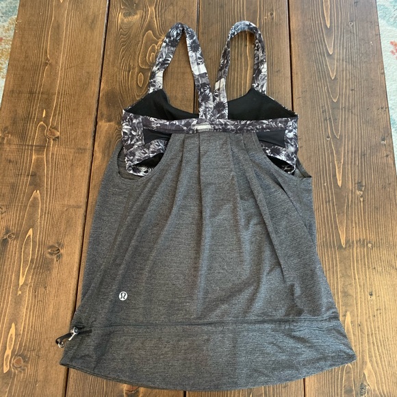 Size 4 Lululemon tank with bra - Picture 2 of 2